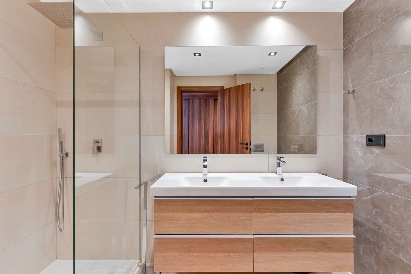 3 slaapkamer Appartement te koop in Nueva Andalucia met zwembad garage - € 895.000 (Ref: 9451994)