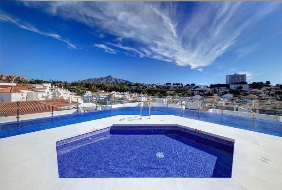 3 makuuhuone Huoneisto myytävänä paikassa Nueva Andalucia mukana 
autotalli - 400 000 € (Ref: 9468301)