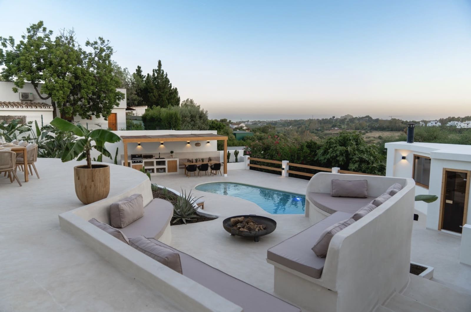 4 sovrum Villa till salu i Guadalmina med pool garage - 1 695 000 € (Ref: 9494363)