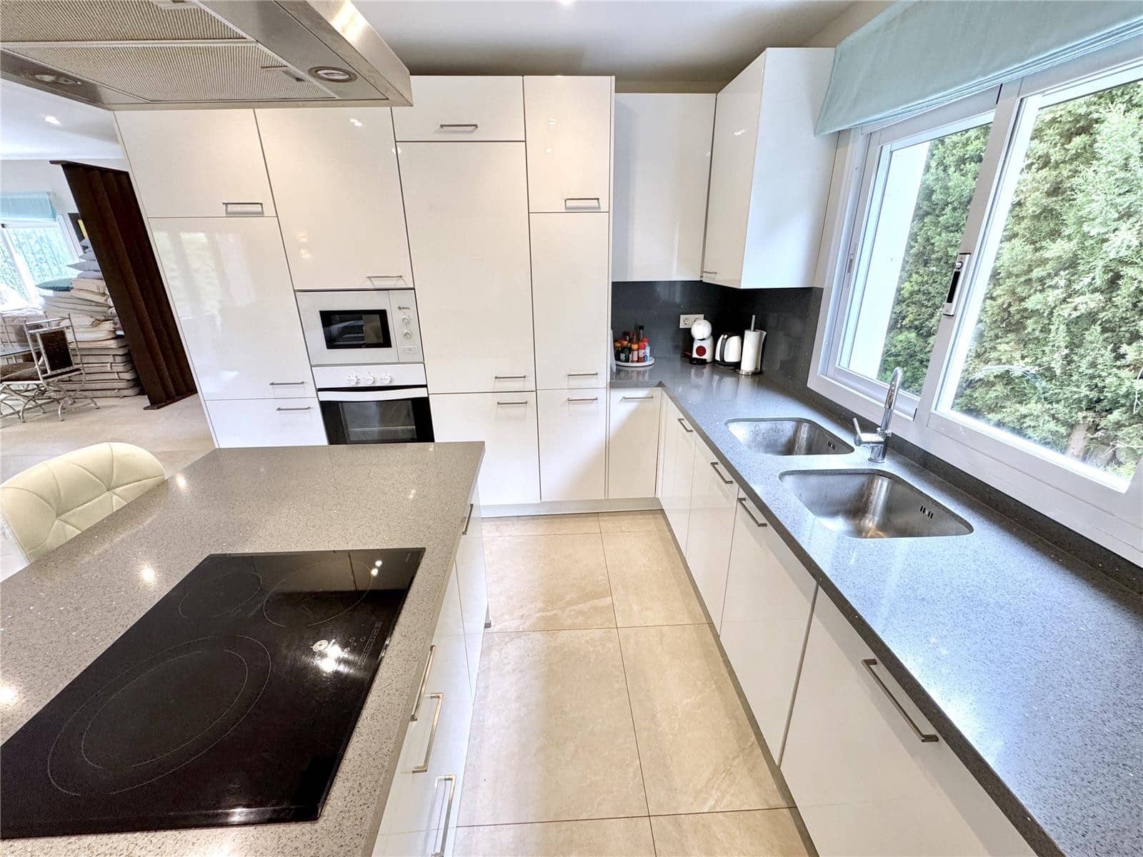 5 bedroom Villa for sale in Nueva Andalucia with pool garage - € 1,695,000 (Ref: 9497171)