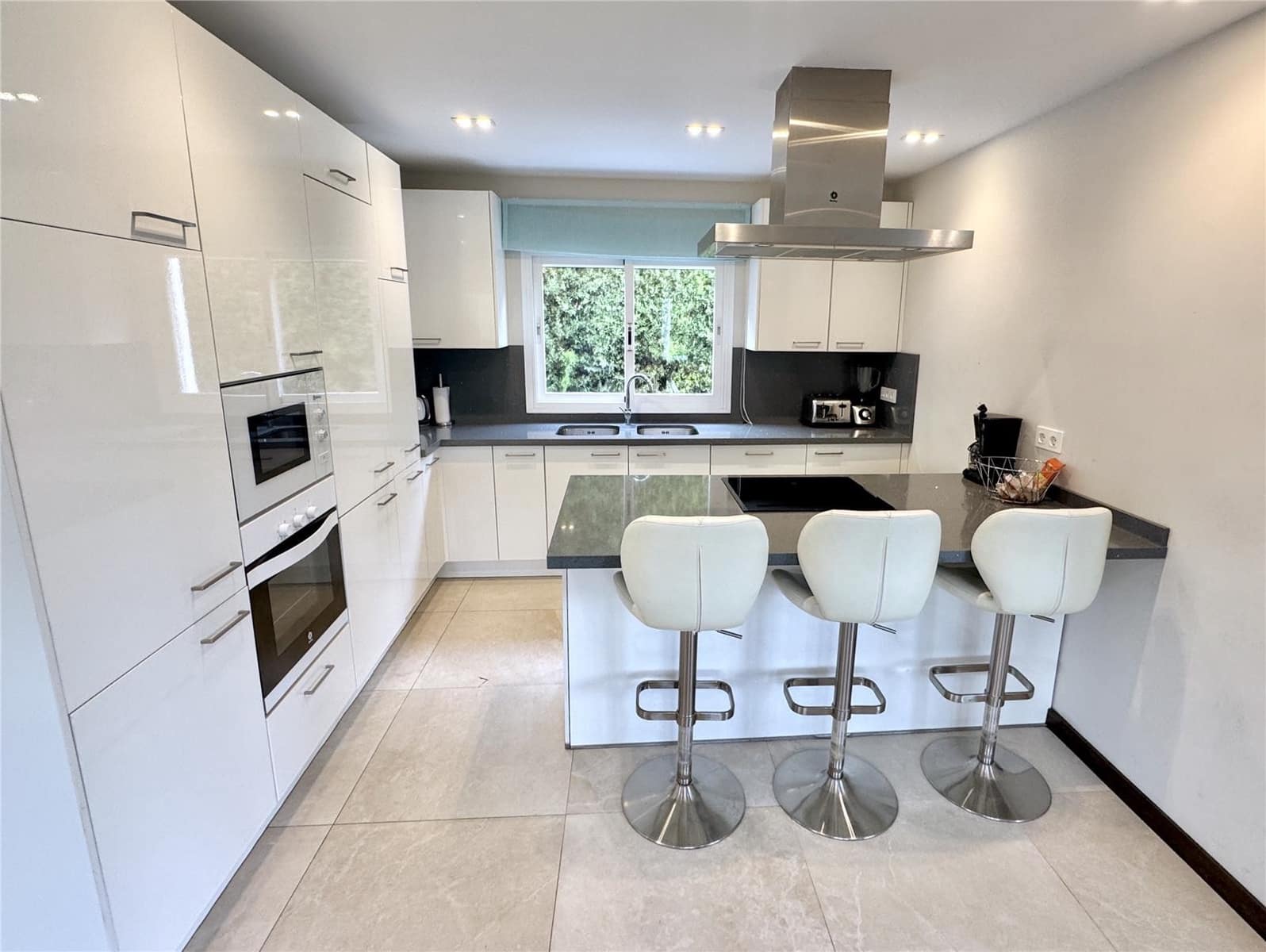 5 bedroom Villa for sale in Nueva Andalucia with pool garage - € 1,695,000 (Ref: 9497171)