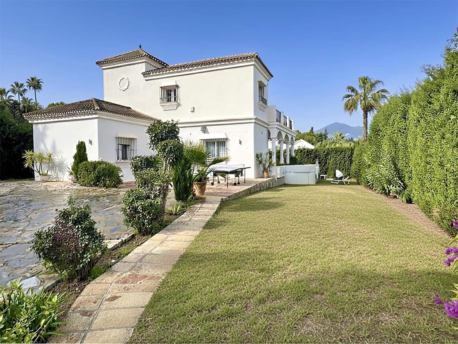 5 bedroom Villa for sale in Nueva Andalucia with pool garage - € 1,695,000 (Ref: 9497171)
