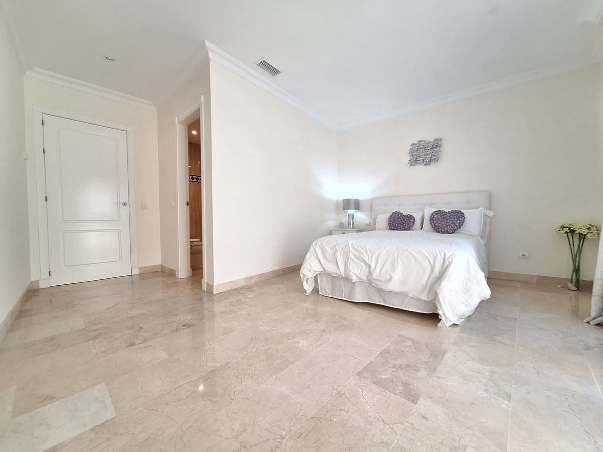 3 chambre Penthouse à vendre à Marbella avec piscine garage - 1 590 000 € (Ref: 9502112)