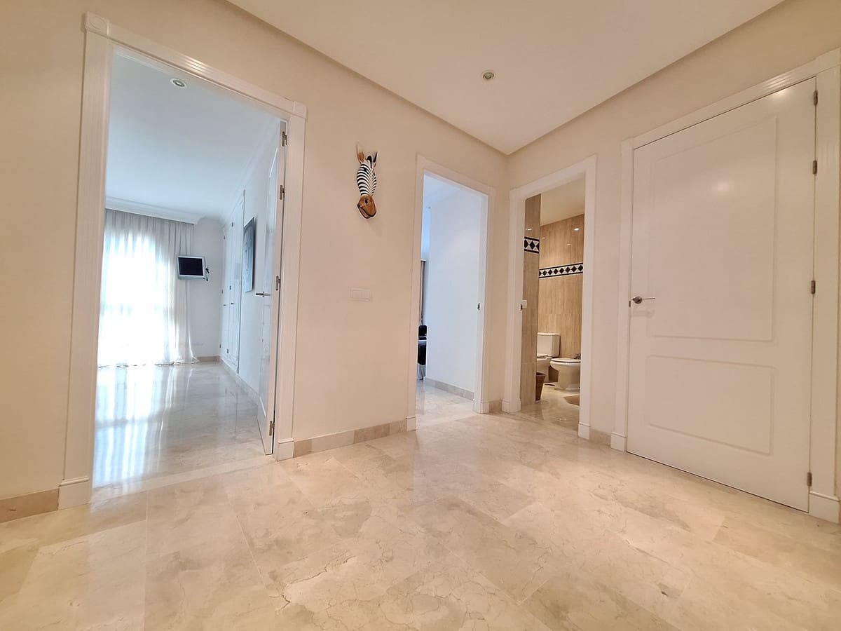 3 chambre Penthouse à vendre à Marbella avec piscine garage - 1 590 000 € (Ref: 9502112)
