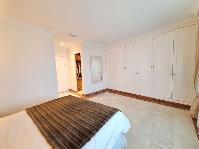 3 chambre Penthouse à vendre à Marbella avec piscine garage - 1 590 000 € (Ref: 9502112)