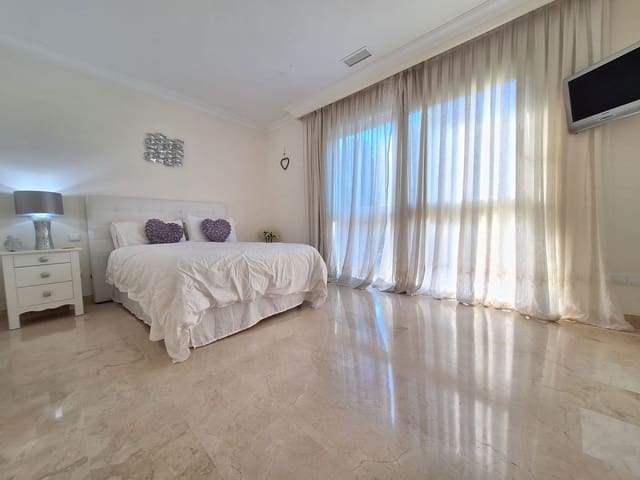 3 chambre Penthouse à vendre à Marbella avec piscine garage - 1 590 000 € (Ref: 9502112)
