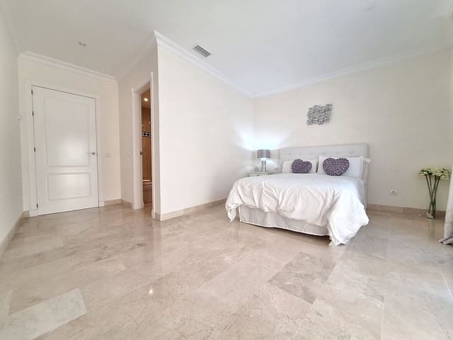3 chambre Penthouse à vendre à Marbella avec piscine garage - 1 590 000 € (Ref: 9502112)