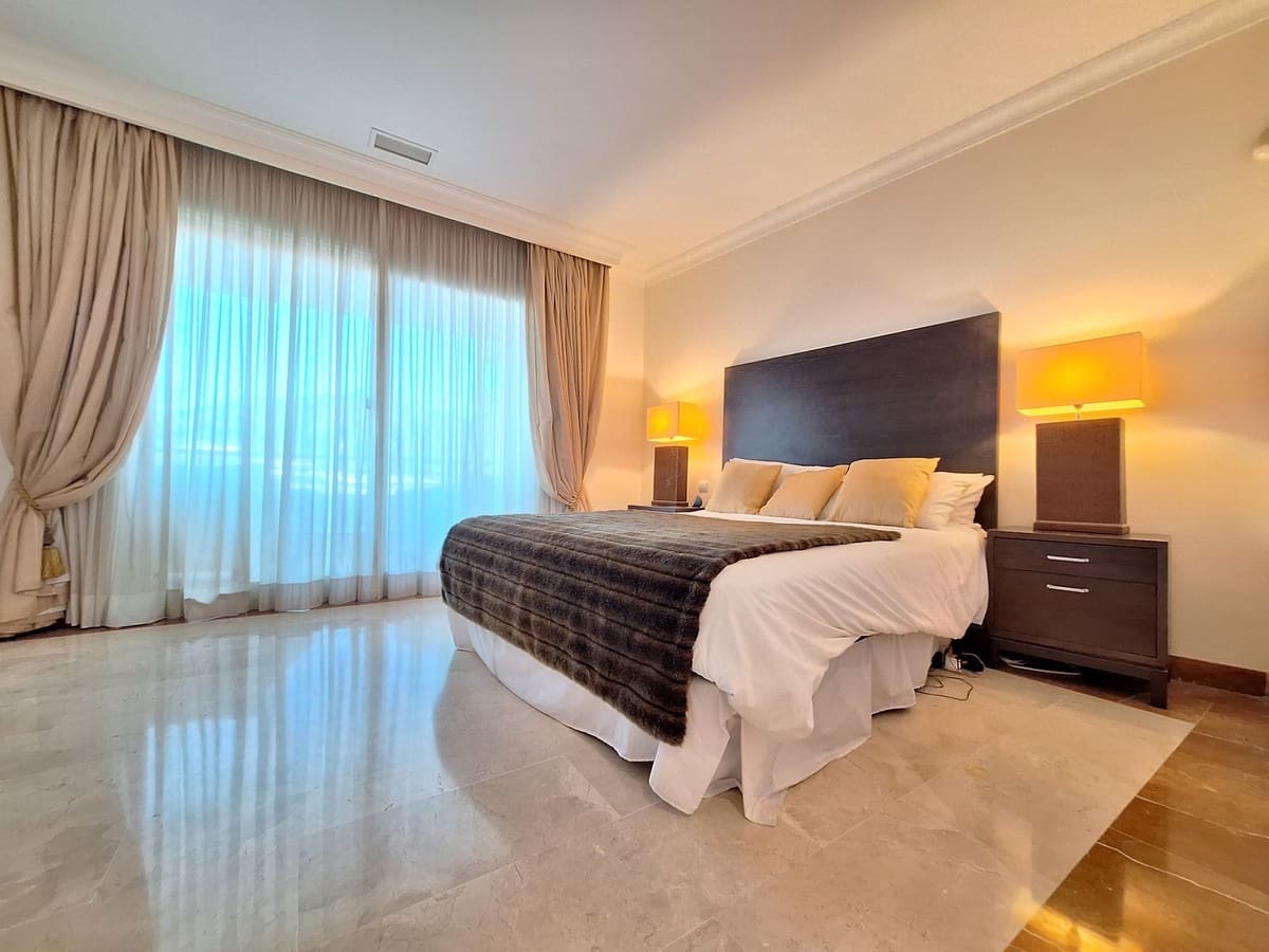 3 chambre Penthouse à vendre à Marbella avec piscine garage - 1 590 000 € (Ref: 9502112)