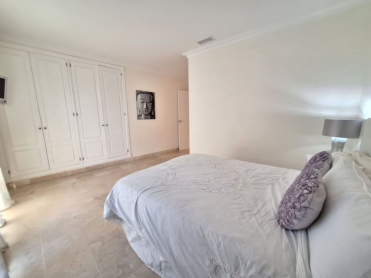3 chambre Penthouse à vendre à Marbella avec piscine garage - 1 590 000 € (Ref: 9502112)