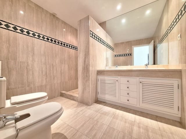 3 chambre Penthouse à vendre à Marbella avec piscine garage - 1 590 000 € (Ref: 9502112)