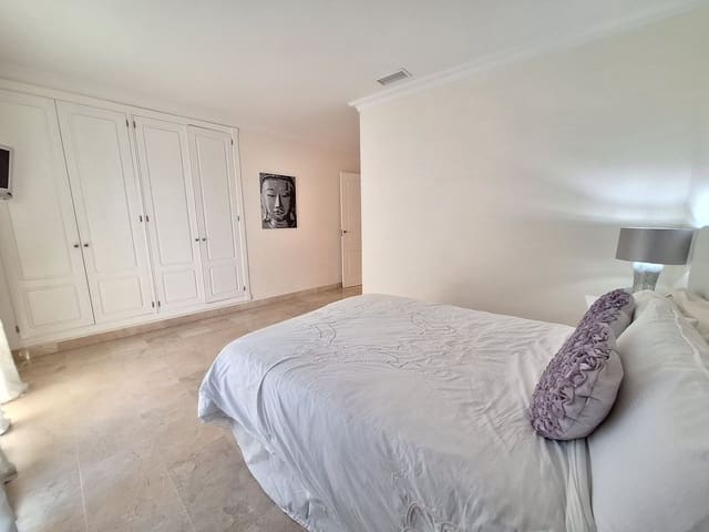 3 chambre Penthouse à vendre à Marbella avec piscine garage - 1 590 000 € (Ref: 9502112)