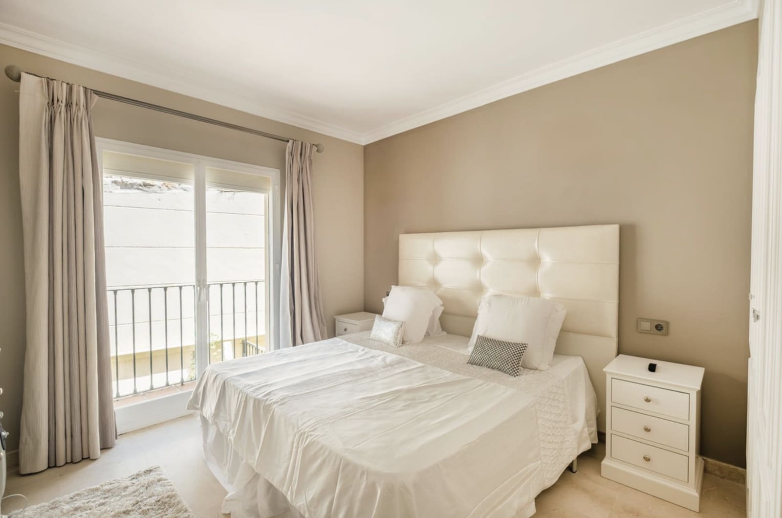 4 Zimmer Doppelhaus zu verkaufen in La Quinta mit Pool Garage - 1.050.000 € (Ref: 9503991)