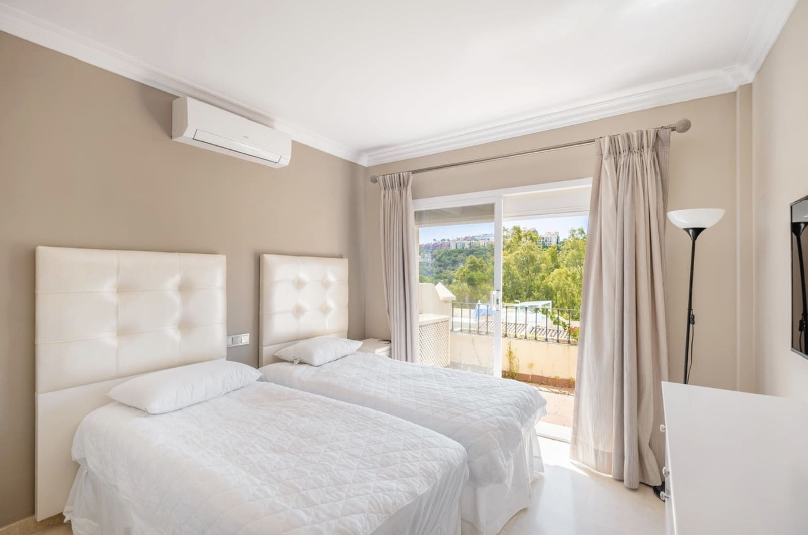 4 Zimmer Doppelhaus zu verkaufen in La Quinta mit Pool Garage - 1.050.000 € (Ref: 9503991)