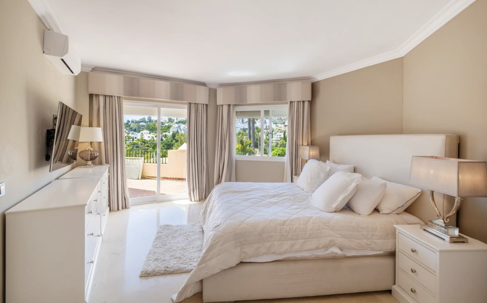 4 Zimmer Doppelhaus zu verkaufen in La Quinta mit Pool Garage - 1.050.000 € (Ref: 9503991)