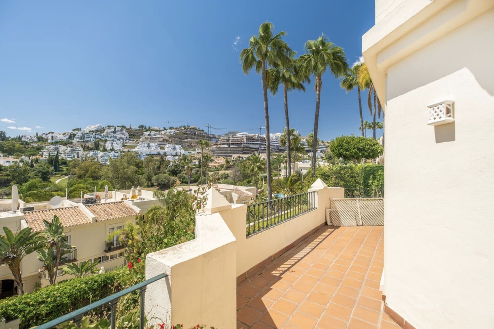 4 Zimmer Doppelhaus zu verkaufen in La Quinta mit Pool Garage - 1.050.000 € (Ref: 9503991)