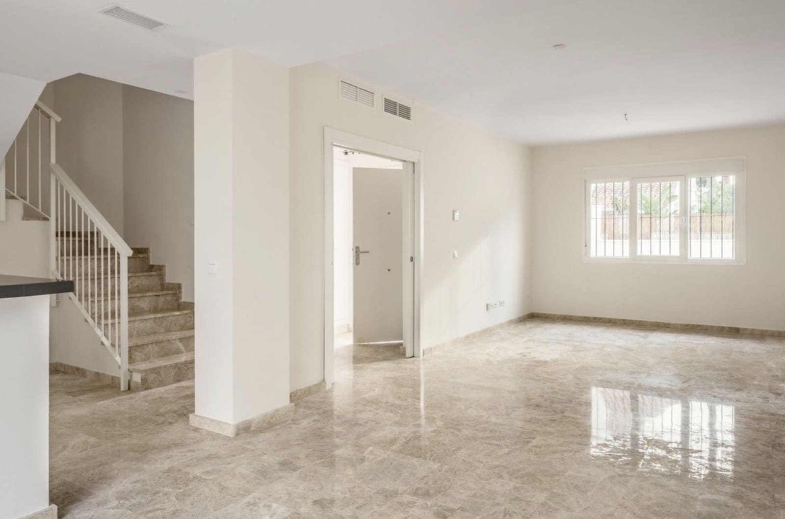 3 soverom Kjedet enebolig til salgs i Nueva Andalucia med svømmebasseng garasje - € 599 000 (Ref: 9503993)