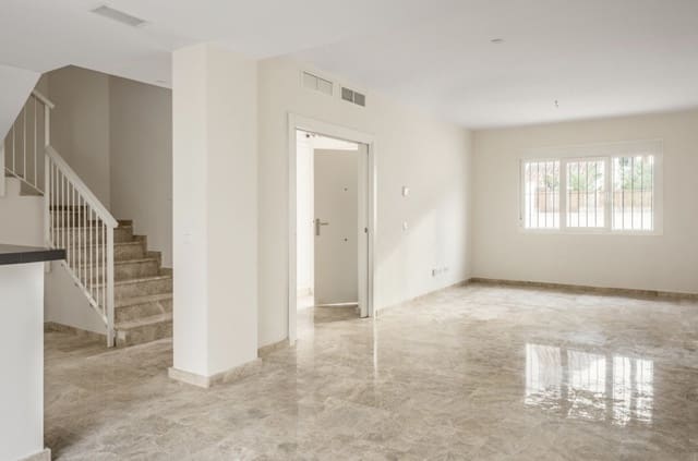 3 soverom Kjedet enebolig til salgs i Nueva Andalucia, Marbella med svømmebasseng garasje - € 599 000 (Ref: 9503993)