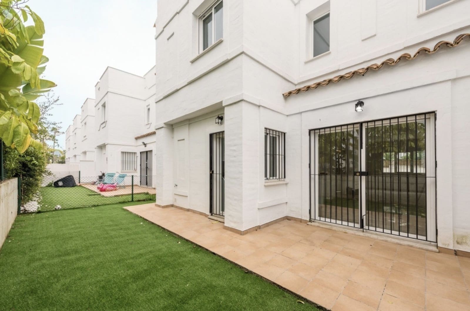 3 soverom Kjedet enebolig til salgs i Nueva Andalucia med svømmebasseng garasje - € 599 000 (Ref: 9503993)