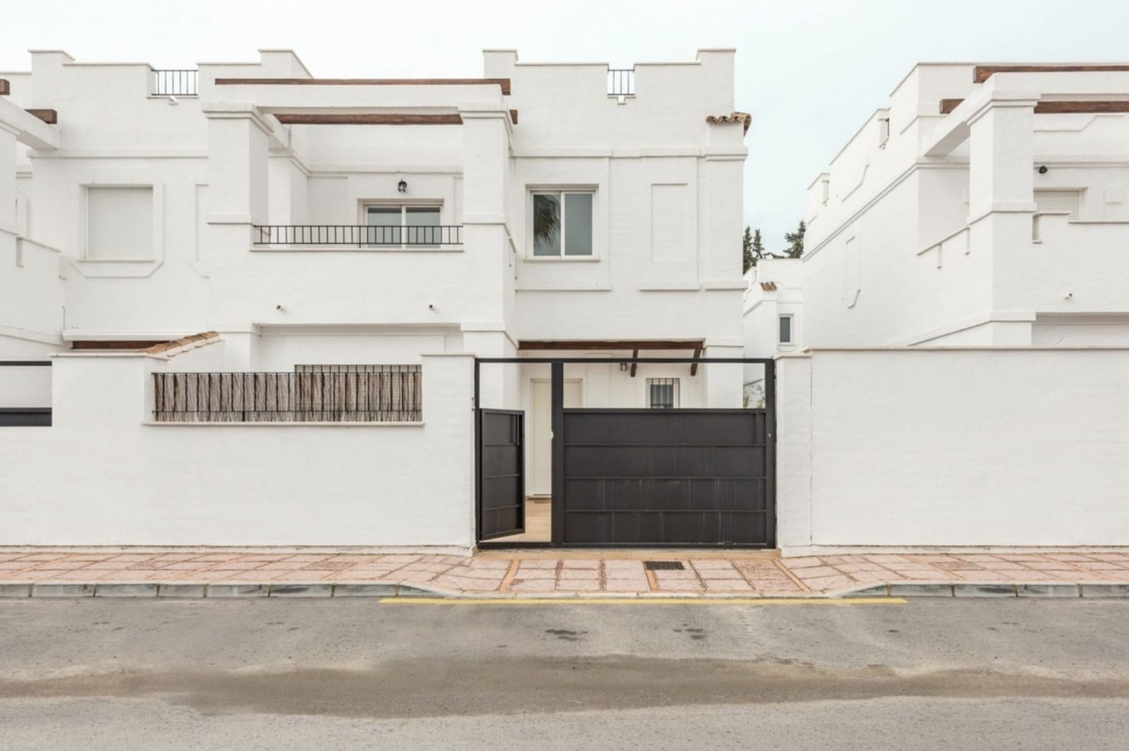 3 soverom Kjedet enebolig til salgs i Nueva Andalucia med svømmebasseng garasje - € 599 000 (Ref: 9503993)