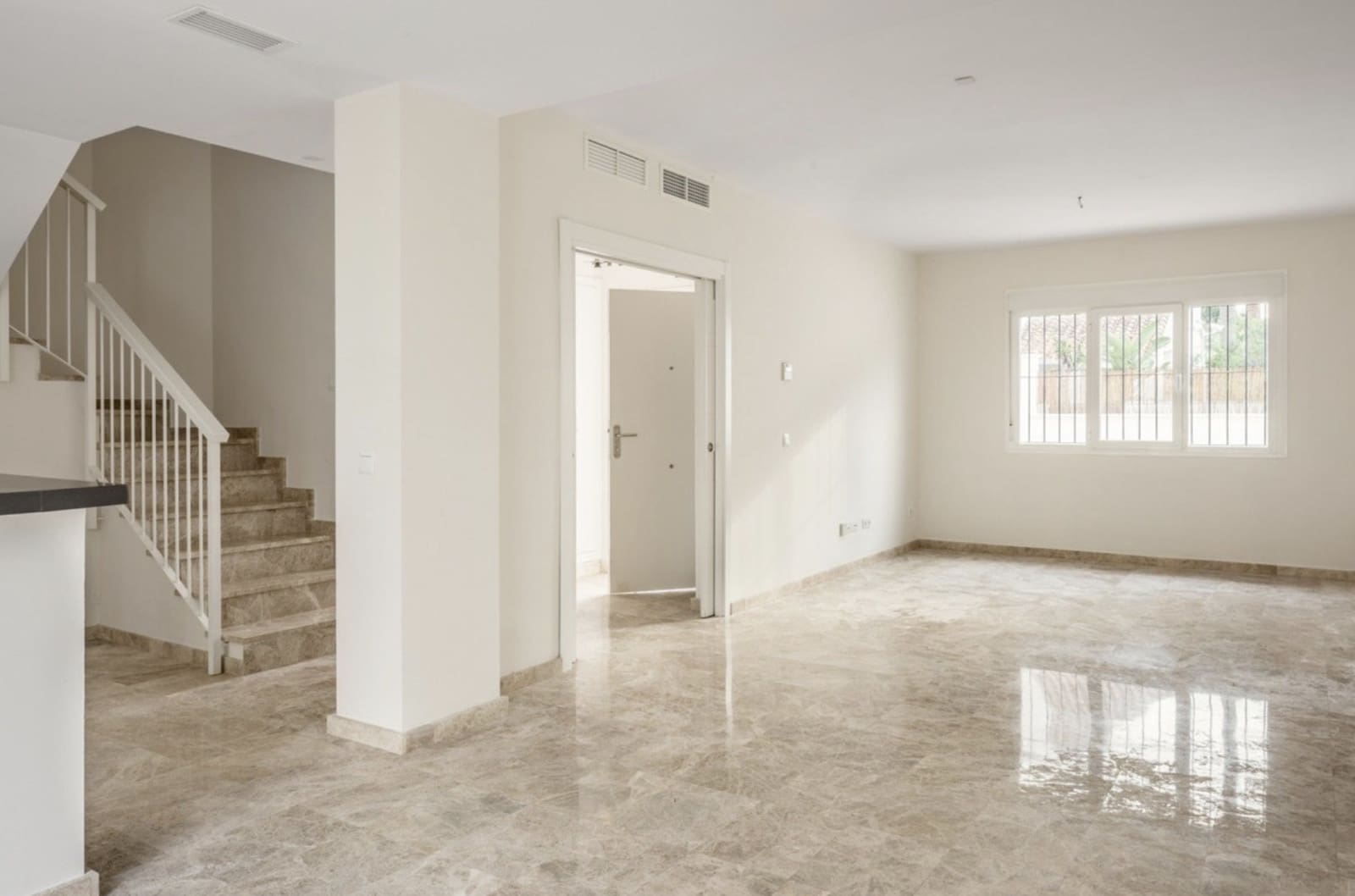 3 soverom Kjedet enebolig til salgs i Nueva Andalucia med svømmebasseng garasje - € 599 000 (Ref: 9503993)
