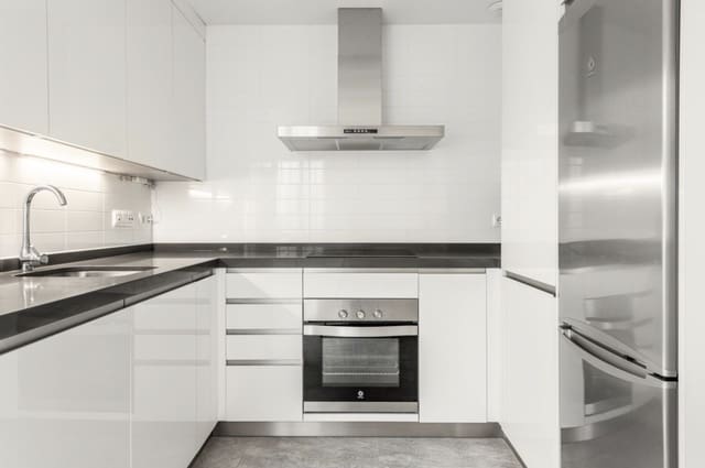3 soveværelse Semi-Rækkehus til salg i Nueva Andalucia, Marbella med swimmingpool garage - € 599.000 (Ref: 9503993)