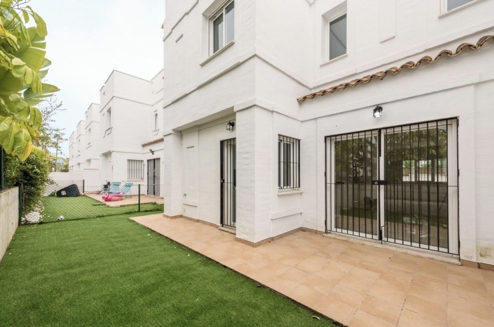 3 soverom Kjedet enebolig til salgs i Nueva Andalucia med svømmebasseng garasje - € 599 000 (Ref: 9503993)