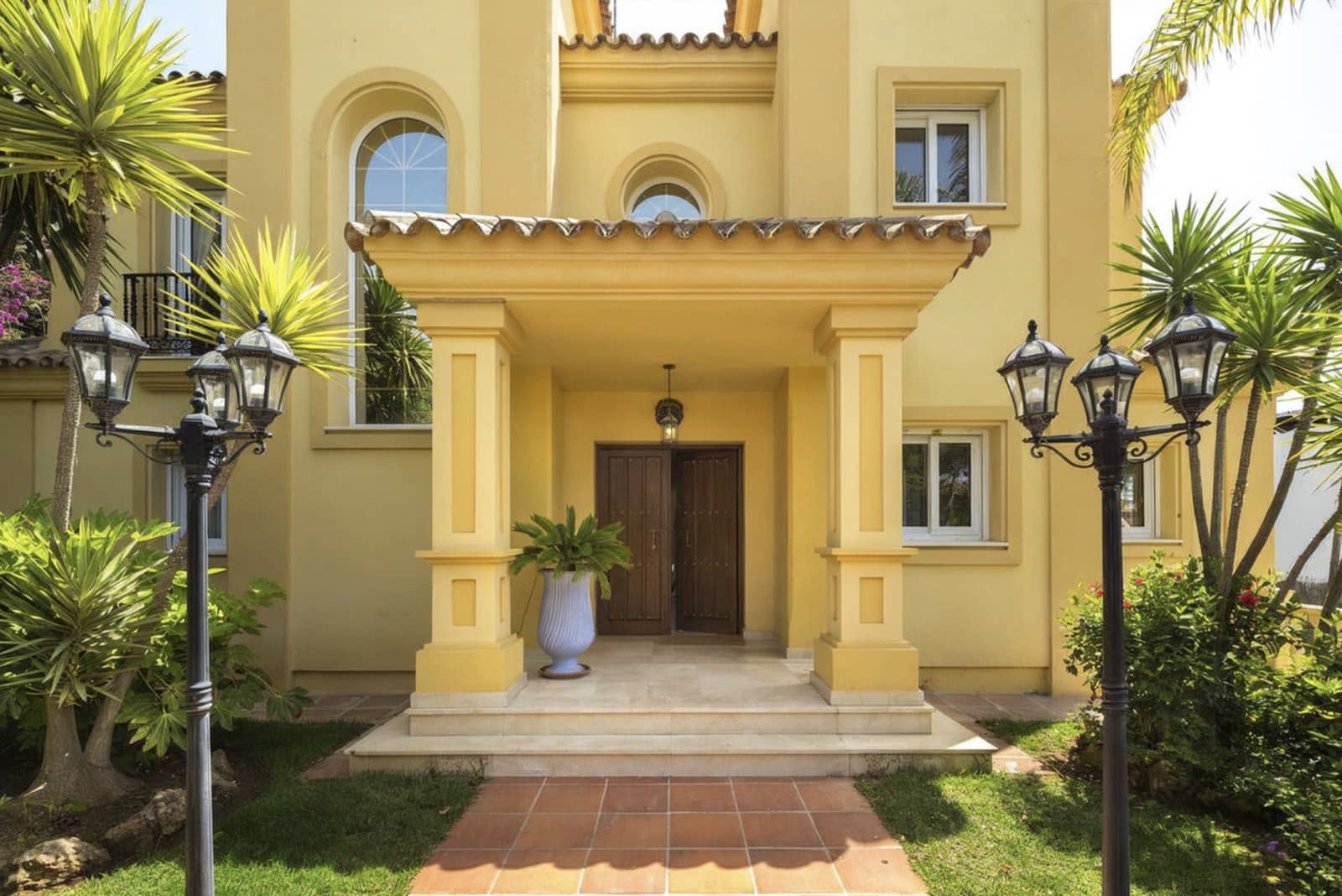 4 bedroom Villa for sale in Marbella with pool garage - € 2,440,000 (Ref: 9508662)