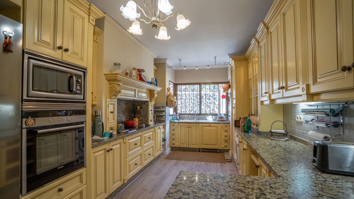 5 bedroom Villa for sale in Nueva Andalucia - € 1,700,000 (Ref: 9508664)