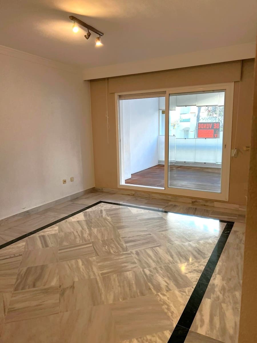 2 soverom Leilighet til salgs i Nueva Andalucia med svømmebasseng garasje - € 379 500 (Ref: 9508688)