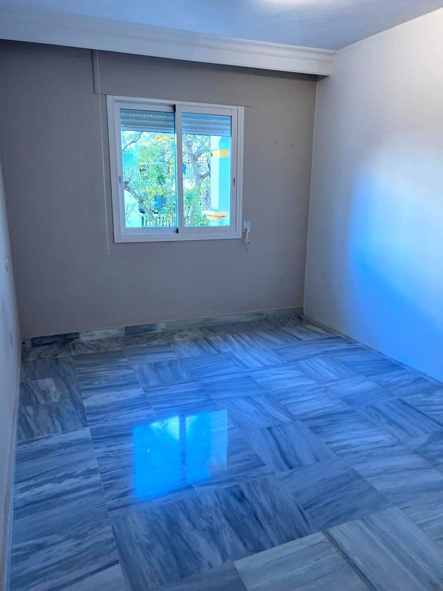 2 soverom Leilighet til salgs i Nueva Andalucia med svømmebasseng garasje - € 379 500 (Ref: 9508688)