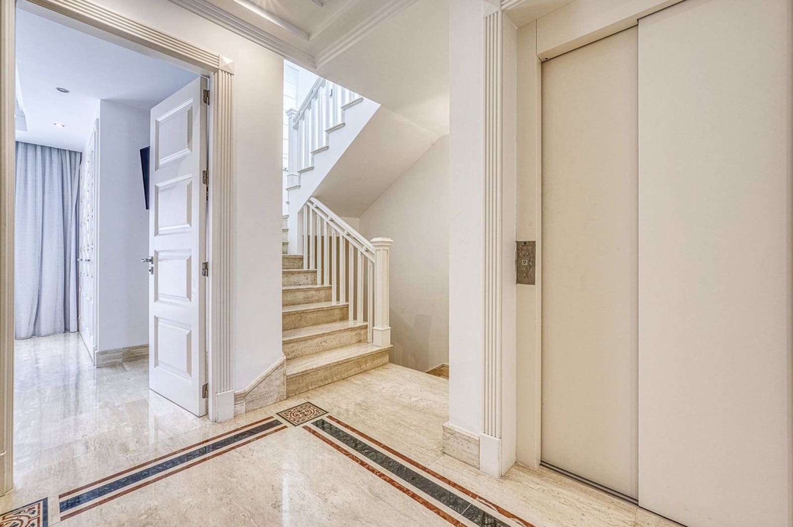 5 bedroom Semi-detached Villa for sale in Golden Mile with pool garage - € 2,950,000 (Ref: 9527508)