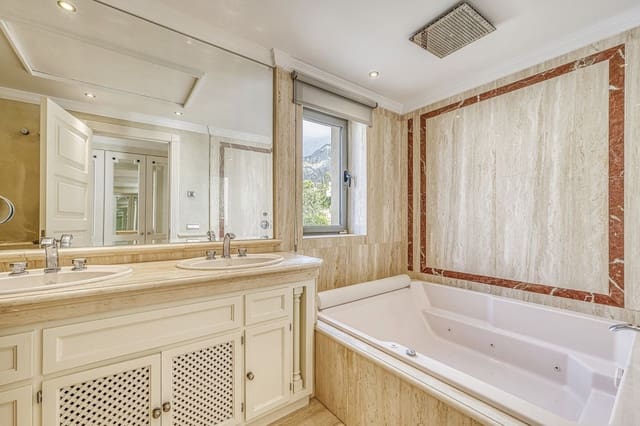 5 chambre Villa/Maison Semi-Mitoyenne à vendre à Golden Mile, Marbella avec piscine garage - 2 950 000 € (Ref: 9527508)