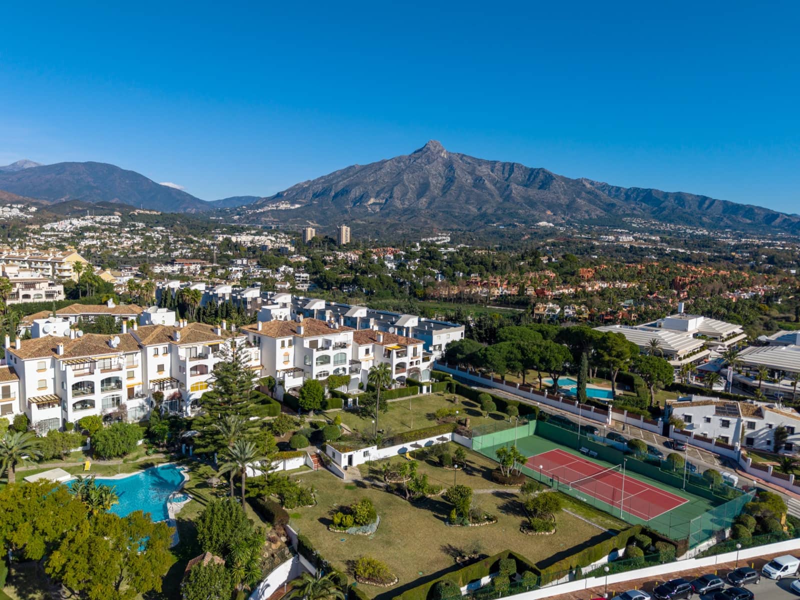 2 soveværelse Penthouse til salg i Marbella med swimmingpool garage - € 869.000 (Ref: 9530251)