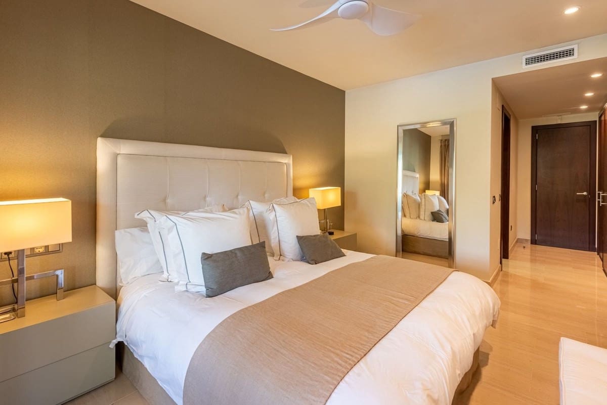 2 soverom Leilighet til salgs i Nueva Andalucia med svømmebasseng garasje - € 720 000 (Ref: 9533474)