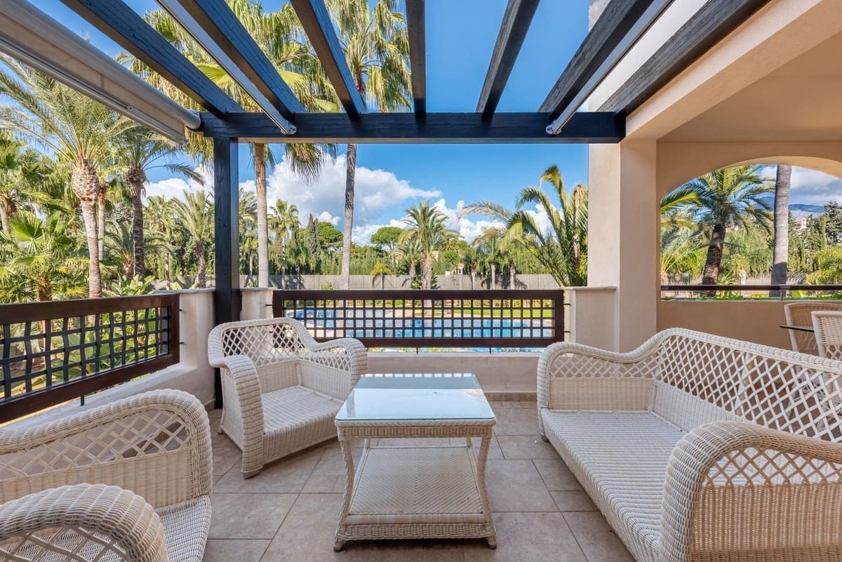 2 soverom Leilighet til salgs i Nueva Andalucia med svømmebasseng garasje - € 720 000 (Ref: 9533474)