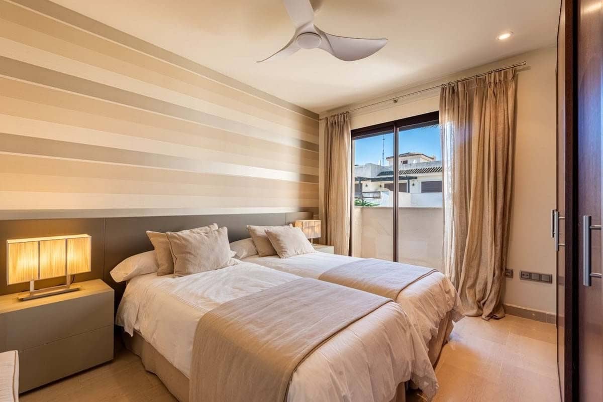 2 sypialnia Apartament na sprzedaż w Nueva Andalucia z basenem garażem - 720 000 € (Ref: 9533474)