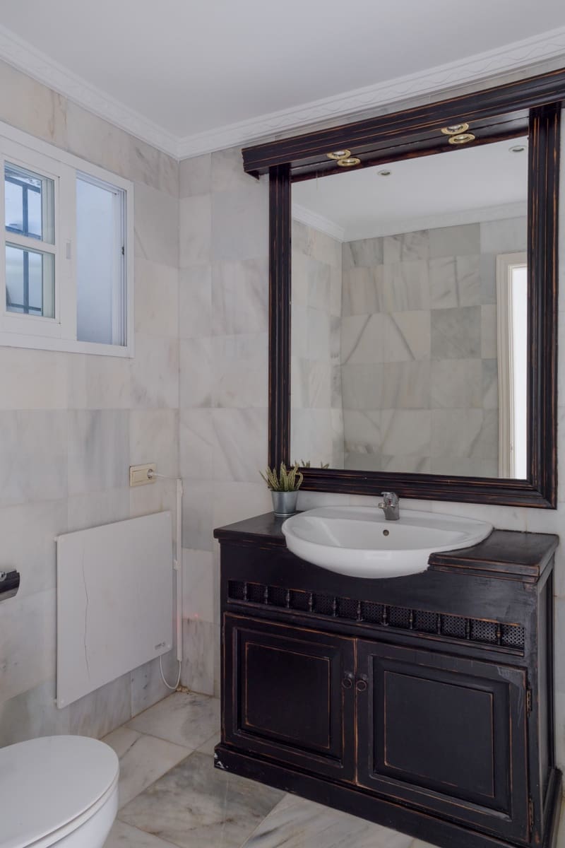 5 soverom Villa til salgs i Nueva Andalucia med svømmebasseng garasje - € 1 950 000 (Ref: 9533478)