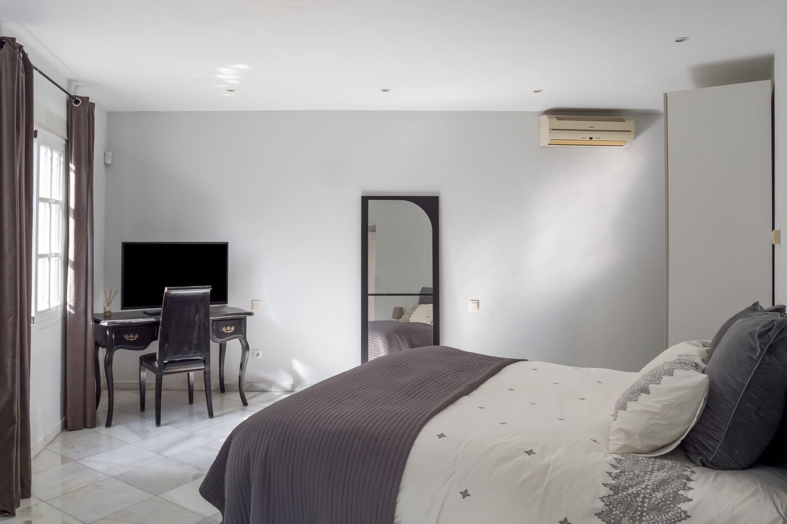 5 soverom Villa til salgs i Nueva Andalucia med svømmebasseng garasje - € 1 950 000 (Ref: 9533478)