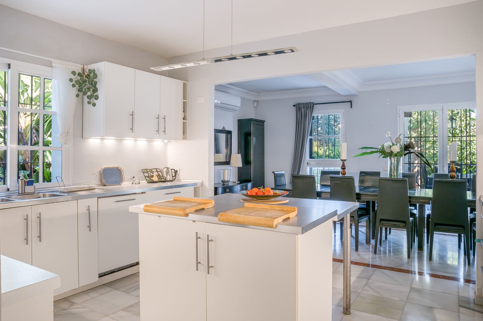 5 soverom Villa til salgs i Nueva Andalucia med svømmebasseng garasje - € 1 950 000 (Ref: 9533478)