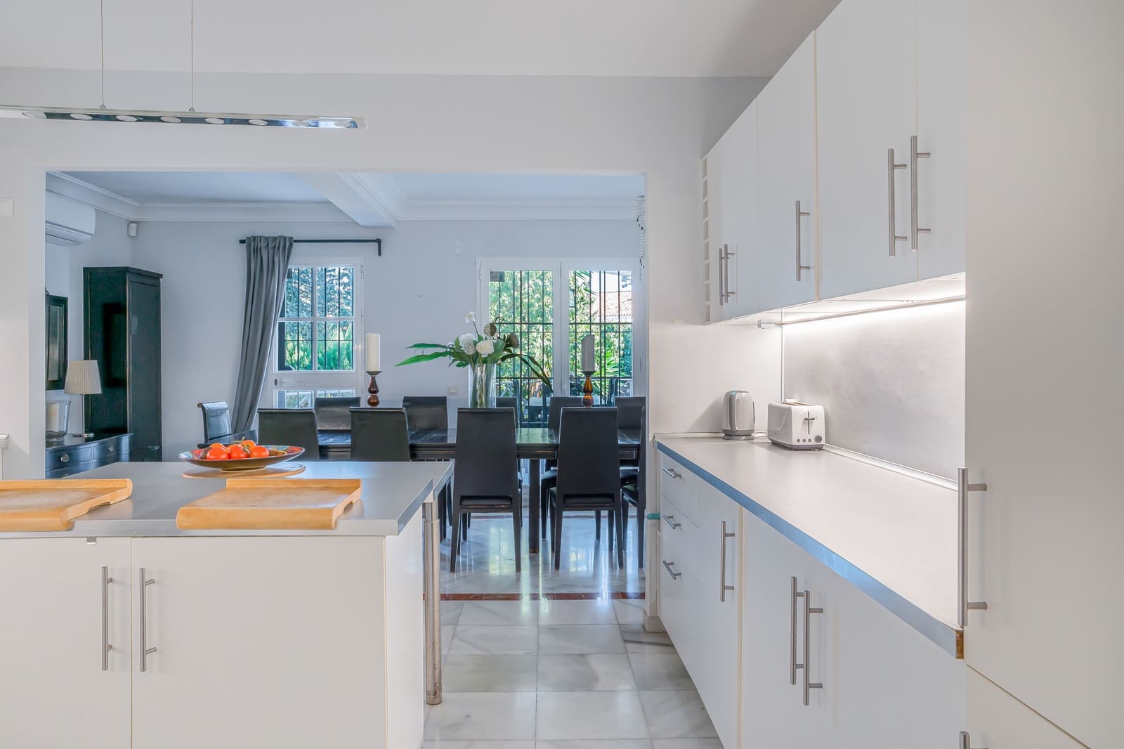 5 soverom Villa til salgs i Nueva Andalucia med svømmebasseng garasje - € 1 950 000 (Ref: 9533478)