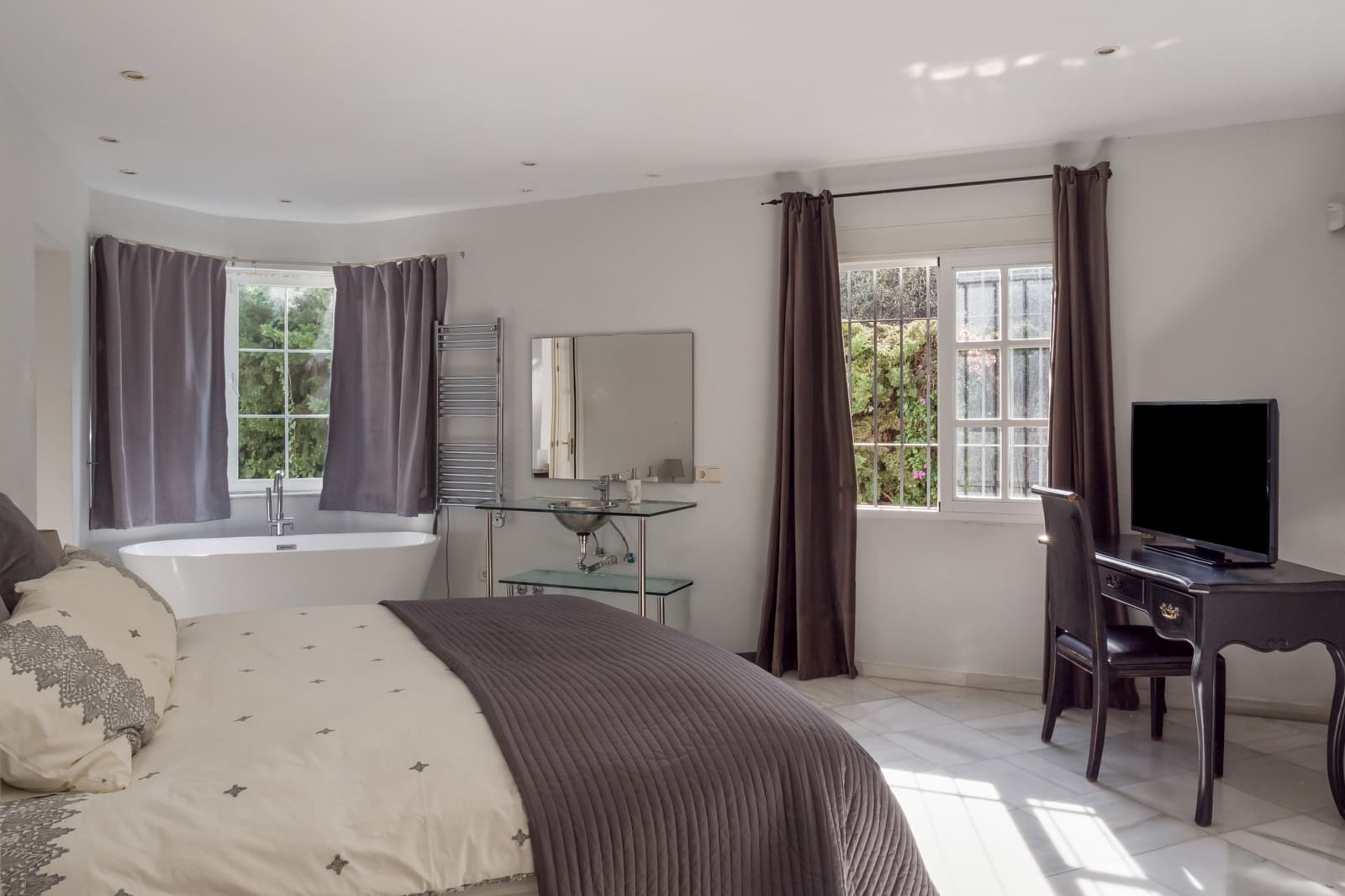 5 soverom Villa til salgs i Nueva Andalucia med svømmebasseng garasje - € 1 950 000 (Ref: 9533478)