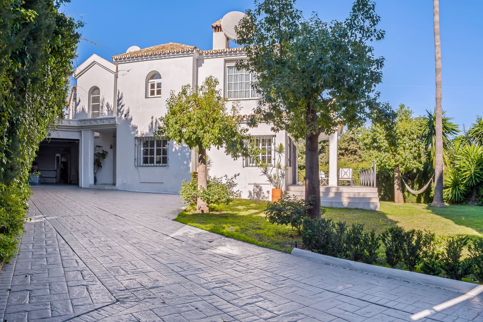 5 soverom Villa til salgs i Nueva Andalucia med svømmebasseng garasje - € 1 950 000 (Ref: 9533478)