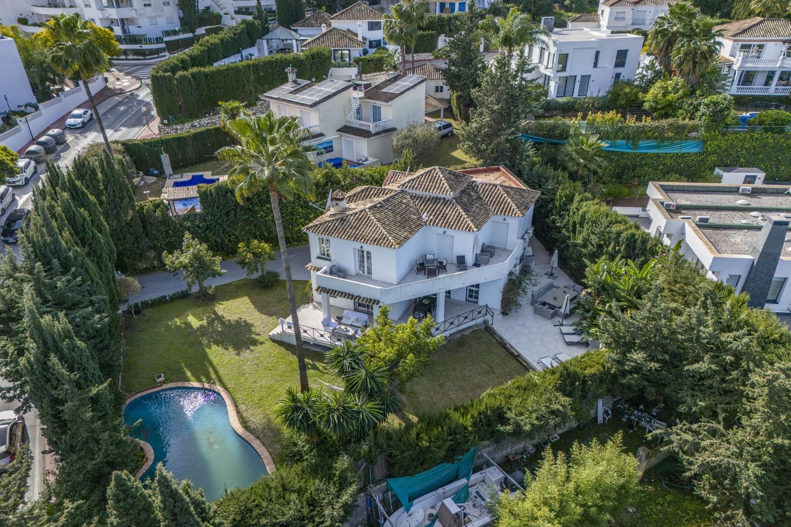 5 soverom Villa til salgs i Nueva Andalucia med svømmebasseng garasje - € 1 950 000 (Ref: 9533478)