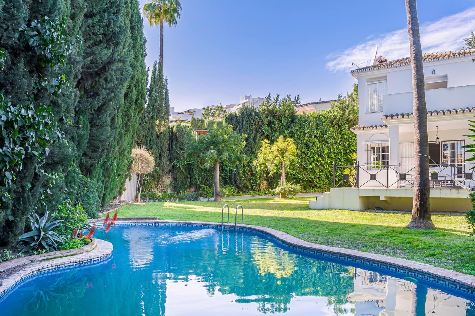 5 soverom Villa til salgs i Nueva Andalucia med svømmebasseng garasje - € 1 950 000 (Ref: 9533478)