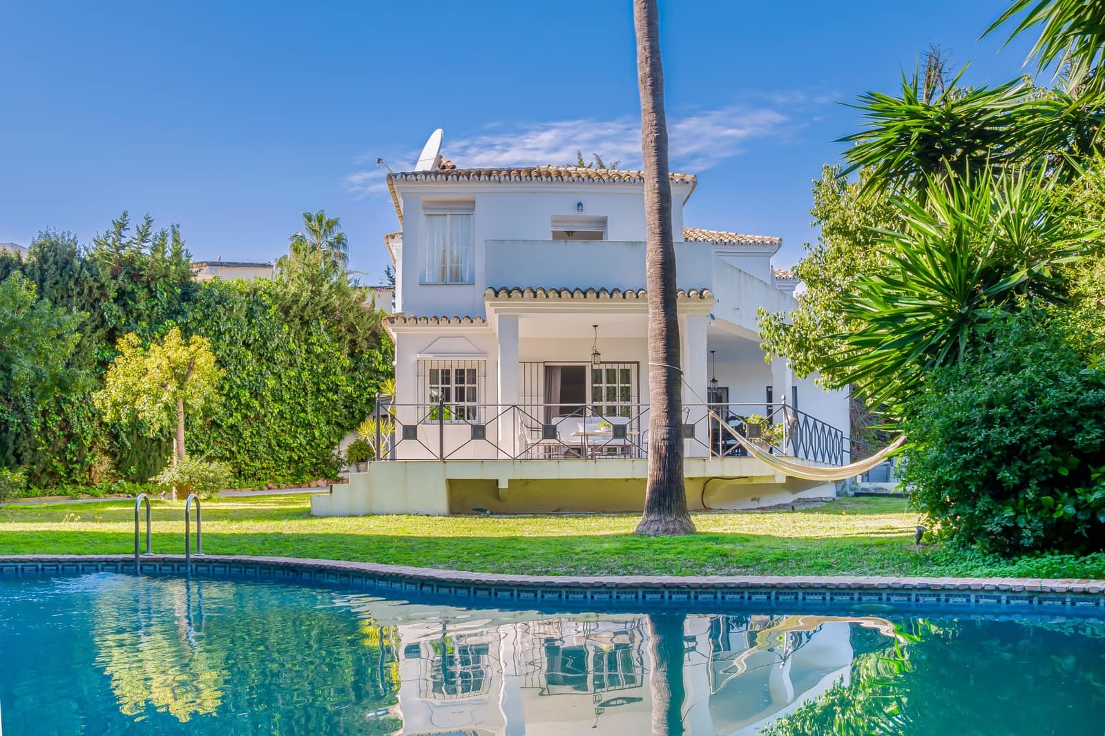 5 soverom Villa til salgs i Nueva Andalucia med svømmebasseng garasje - € 1 950 000 (Ref: 9533478)