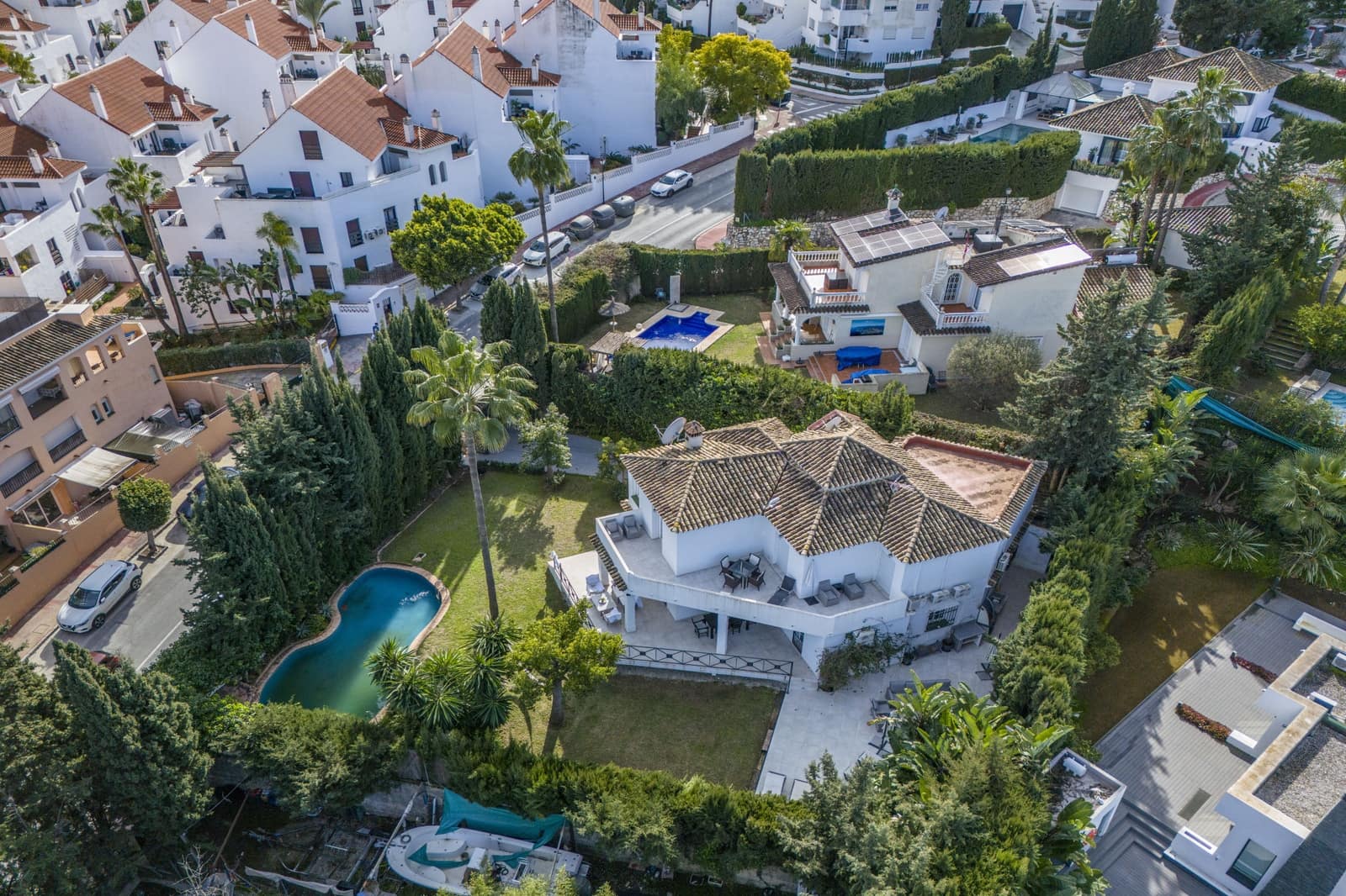 Chalet de 5 habitaciones en Nueva Andalucia en venta con piscina garaje - 1.950.000 € (Ref: 9533478)
