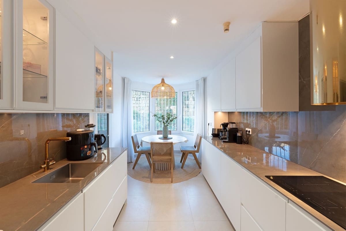 3 sypialnia Apartament na sprzedaż w Nueva Andalucia z basenem garażem - 1 100 000 € (Ref: 9540960)