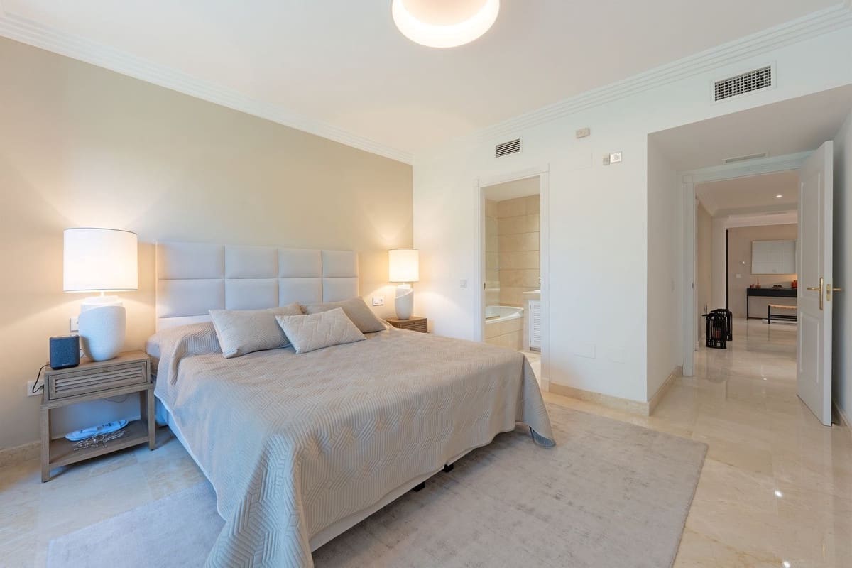 3 sypialnia Apartament na sprzedaż w Nueva Andalucia z basenem garażem - 1 100 000 € (Ref: 9540960)