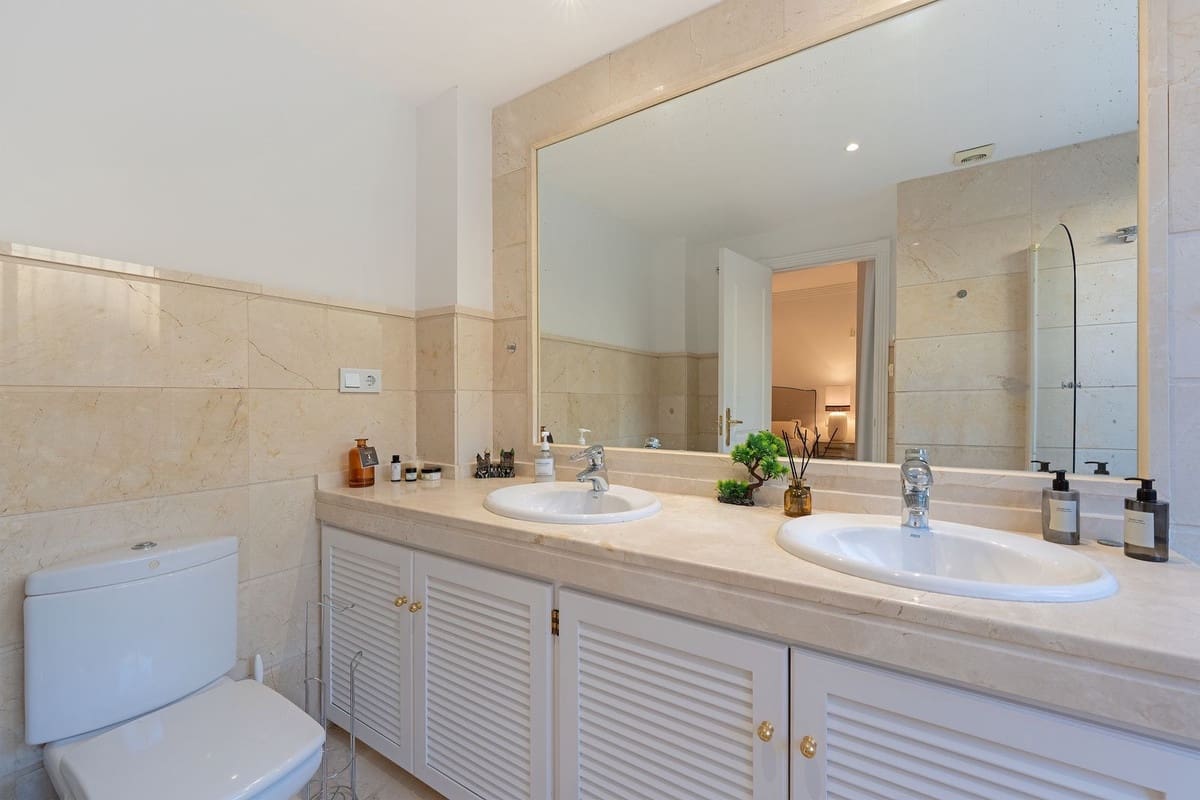 3 sypialnia Apartament na sprzedaż w Nueva Andalucia z basenem garażem - 1 100 000 € (Ref: 9540960)