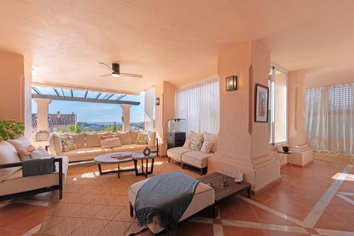 3 sypialnia Apartament na sprzedaż w Nueva Andalucia z basenem garażem - 1 100 000 € (Ref: 9540960)